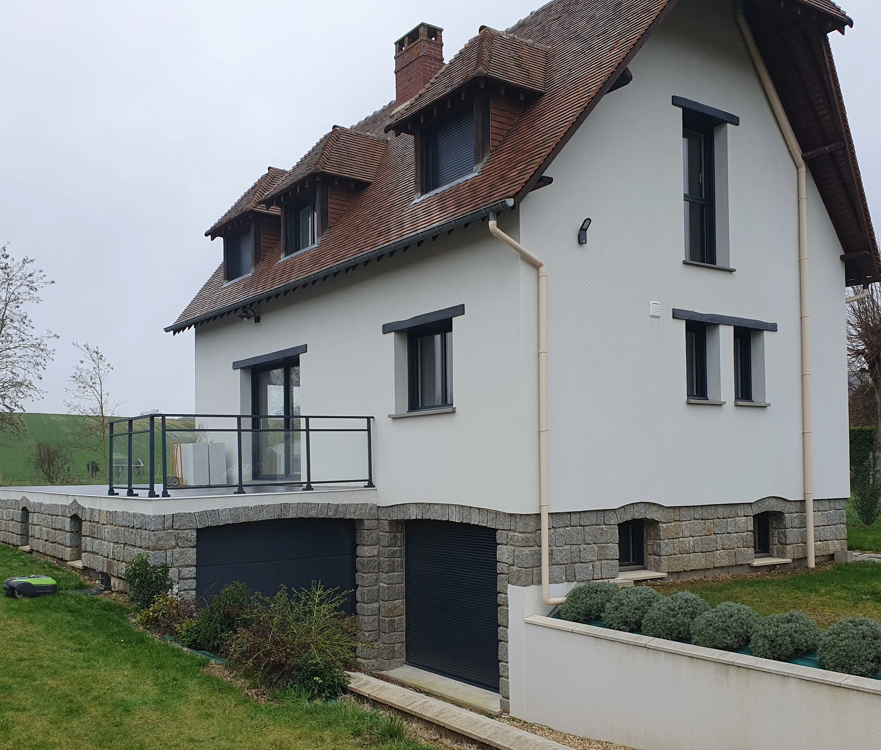 FENETRES ALUMINIUM K LINE - VOLETS ROULANTS BUBENDORFF - PORTE SECTIONNELLE HORMANN - GARDE CORPS VITRE KARLA