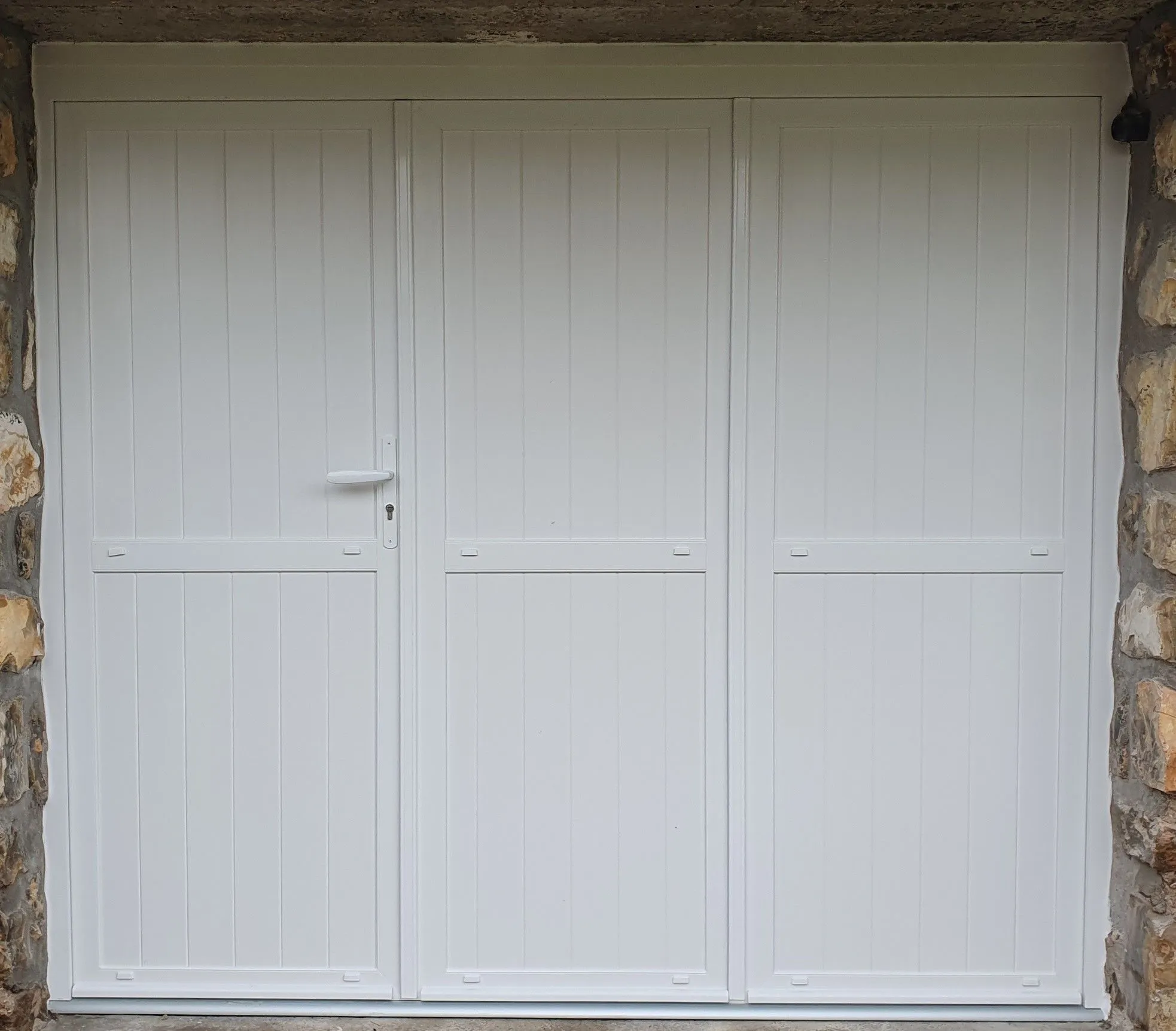 PORTE DE GARAGE EN ALUMINIUM 3 VANTAUX DE MARQUE CORREZE