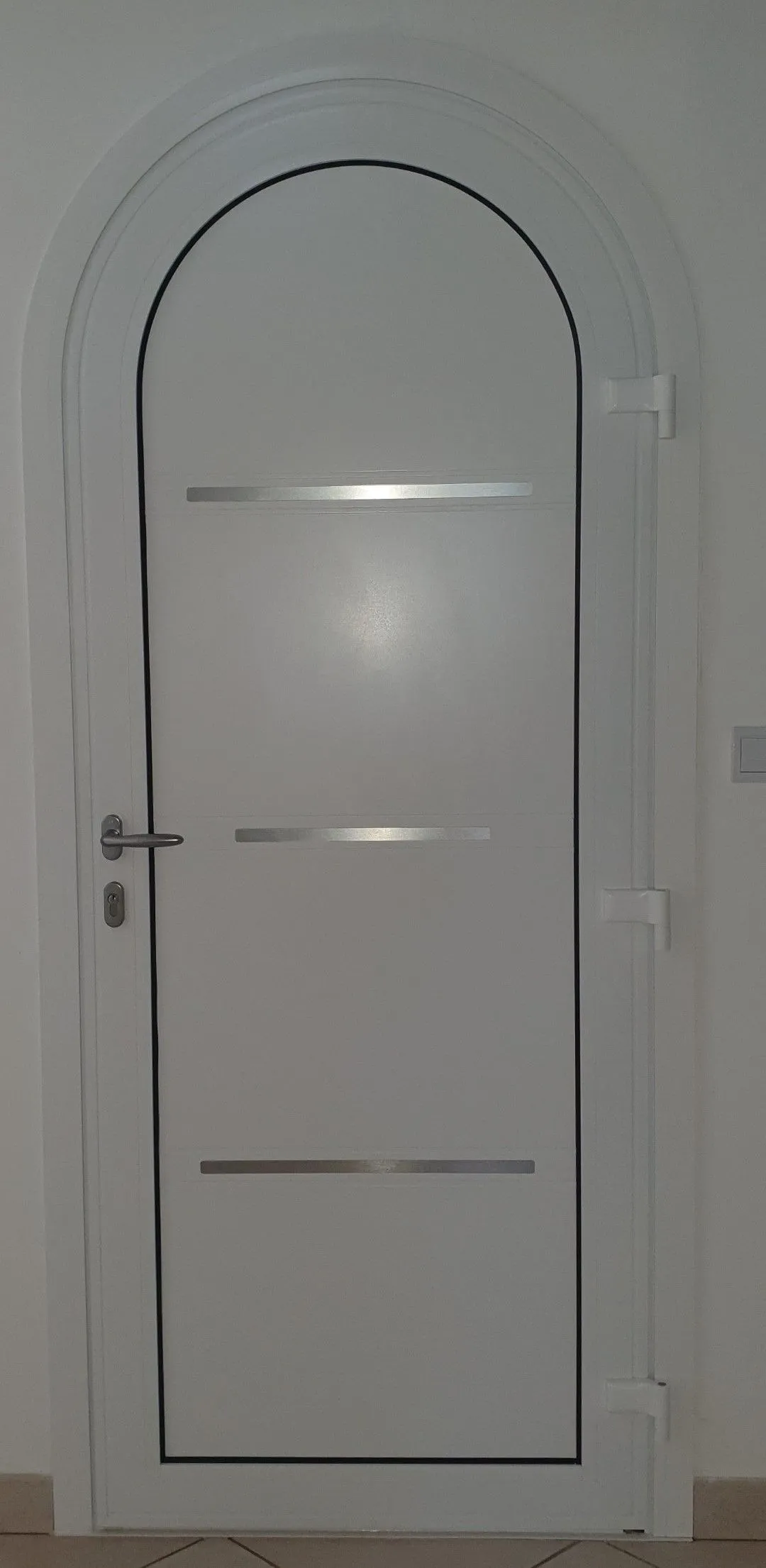 PORTE D'ENTREE CINTREE EN ALUMINIUM DE MARQUE TELLIER VUE INTERIEURE 