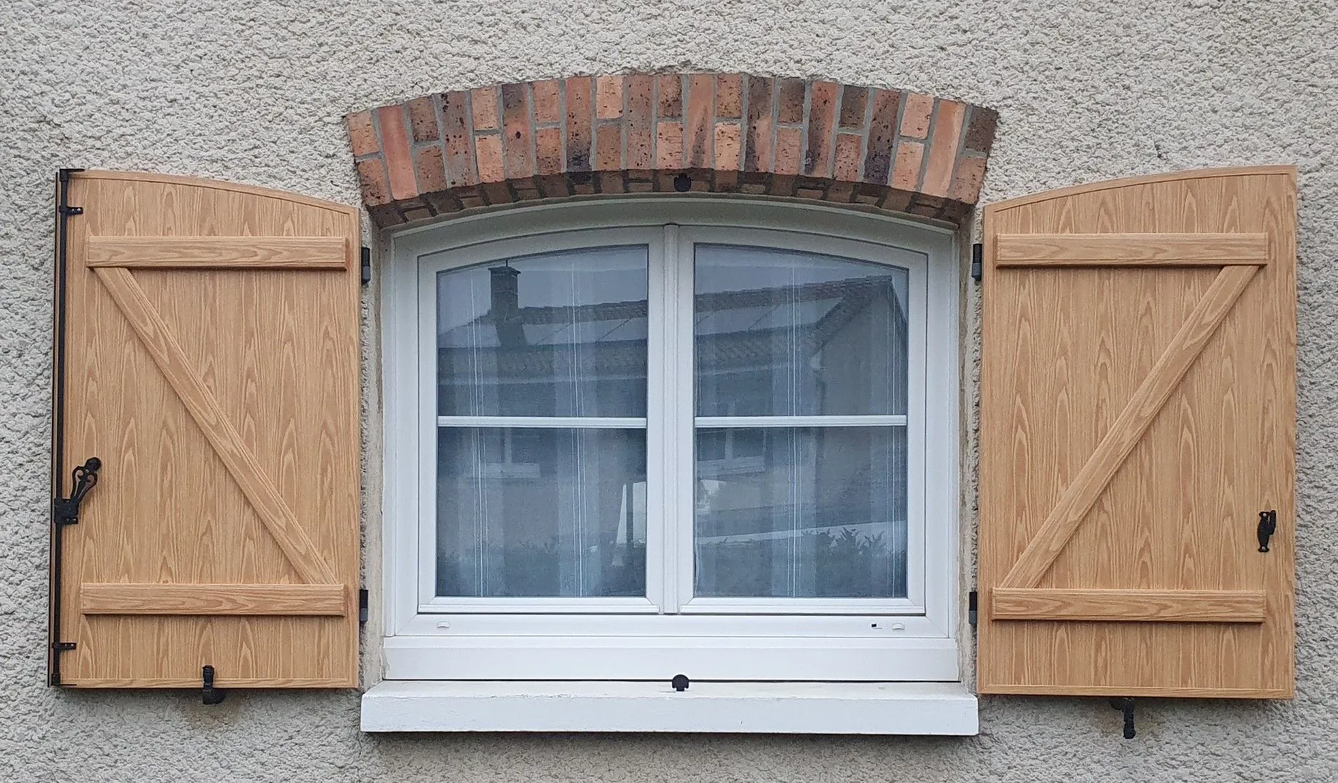 VOLETS BATTANTS CINTRES EN ALUMINIUM COLORIS PIN CERUSE DE MARQUE CORREZE