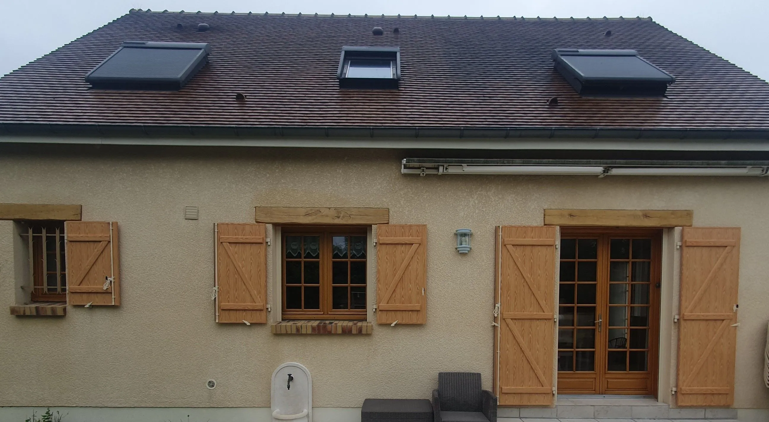 VOLETS BATTANTS EN ALUMINIUM PIN CERUSE DE MARQUE CORREZE