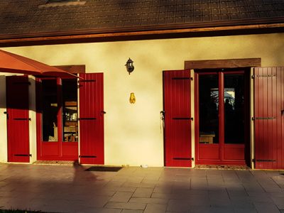 Fenêtre, porte et volet en bois rouge